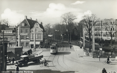 2931 Gezicht op de Vaartscherijnbrug over de Vaartsche Rijn te Utrecht met links de voorgevels van enkele huizen aan de ...